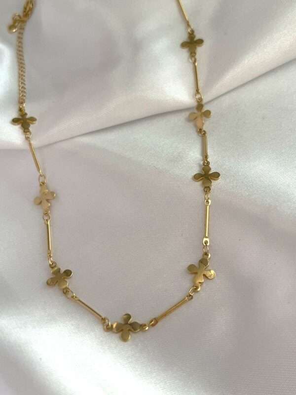 CHOCKER TREVO FLORZINHA BANHADO A OURO