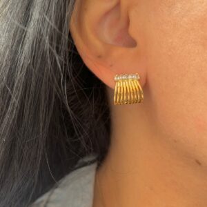 BRINCO EAR HOOK COM ZIRCONIAS SEMIJOIA