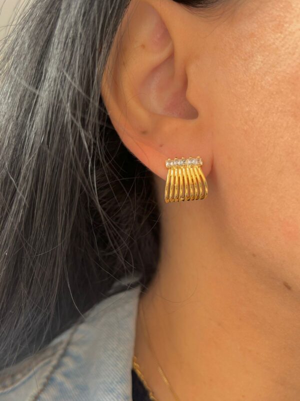 BRINCO EAR HOOK COM ZIRCONIAS SEMIJOIA