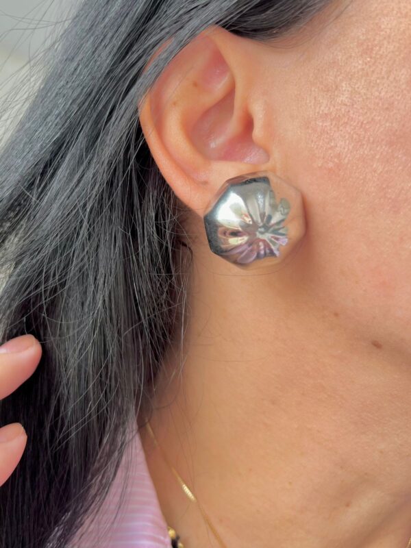 BRINCO ESFERA FRONTAL FOLHEADO A PRATA