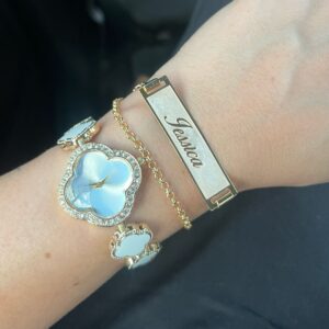 PULSEIRA PLACA COM NOME E DETALHES EM RESINA MADREPEROLA SEMIJOIA