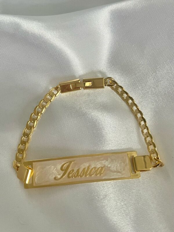 PULSEIRA PLACA COM NOME E DETALHES EM RESINA MADREPEROLA SEMIJOIA - Image 3