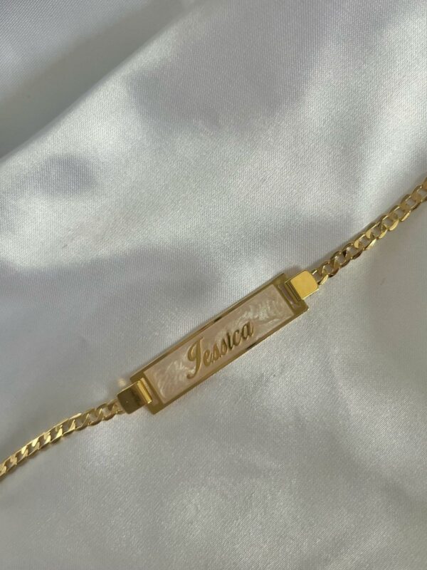 PULSEIRA PLACA COM NOME E DETALHES EM RESINA MADREPEROLA SEMIJOIA - Image 2