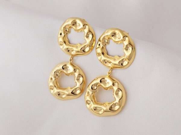 BRINCO ESFERA MARTELADO BANHADO A OURO - Imagem 2
