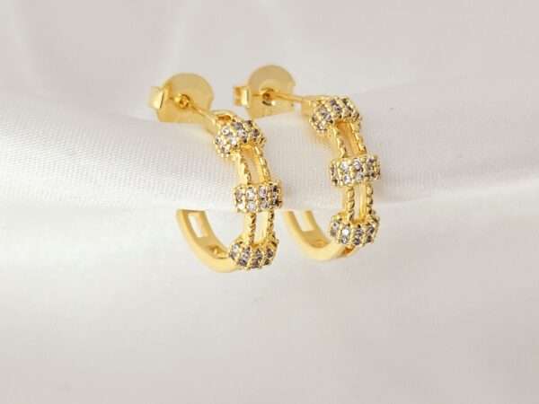 ARGOLA LUXO COM DETALHES EM ZIRCONIAS SEMIJOIA