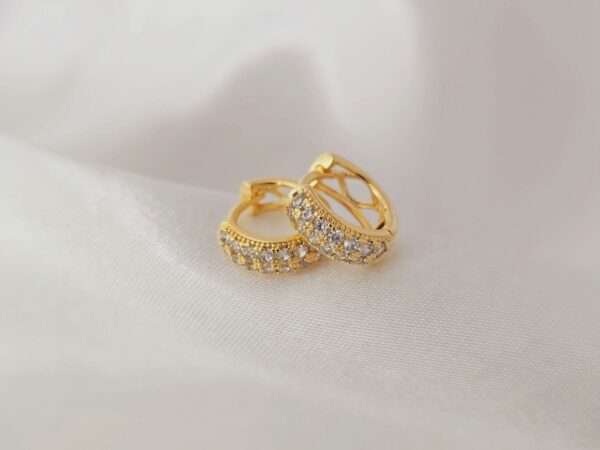 ARGOLINHA PEQUENA DE ZIRCONIAS BANHADA A OURO