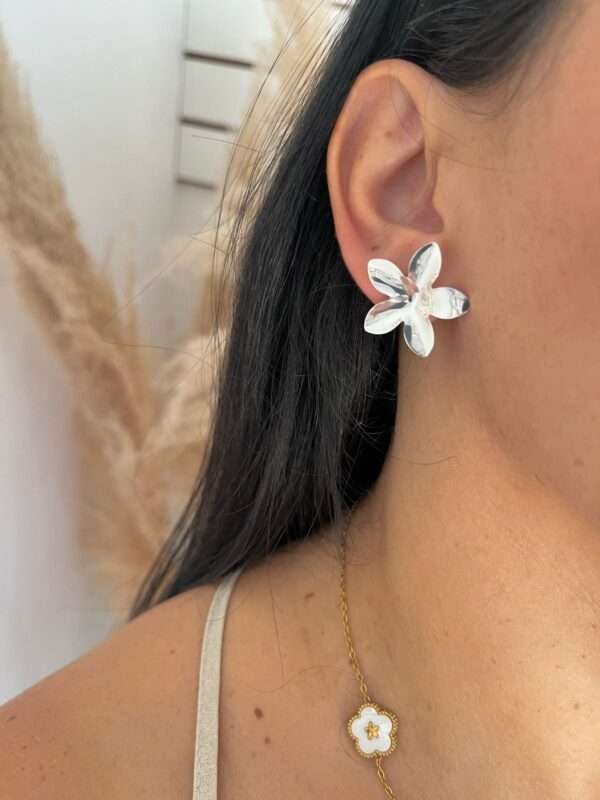 BRINCO FLOR BANHADO A PRATA - Imagem 2