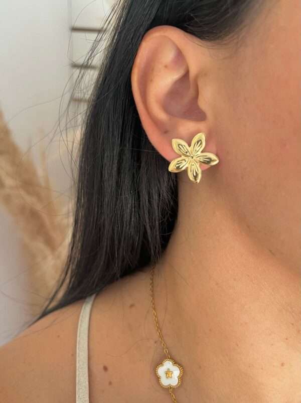BRINCO FLOR BANHADO A OURO - Imagem 2