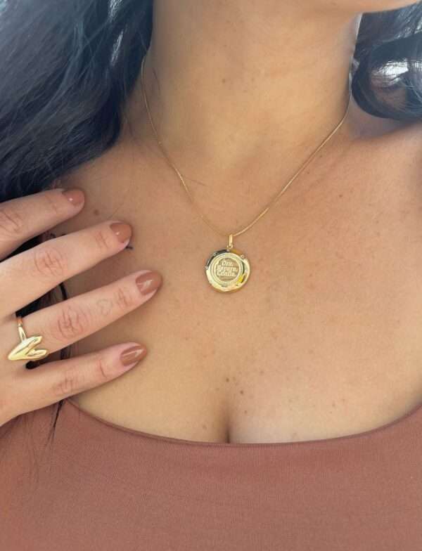 COLAR COM MEDALHA ORE ESPERE CONFIE E DETALHES EM ZIRCONIAS BANHADO  A OURO - Imagem 2