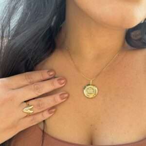COLAR COM MEDALHA ORE ESPERE CONFIE E DETALHES EM ZIRCONIAS BANHADO  A OURO