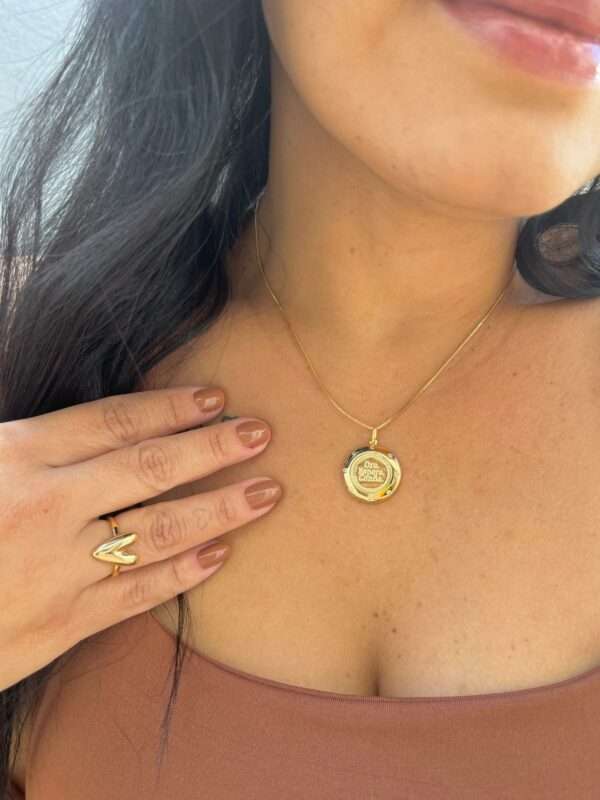COLAR COM MEDALHA ORE ESPERE CONFIE E DETALHES EM ZIRCONIAS BANHADO  A OURO