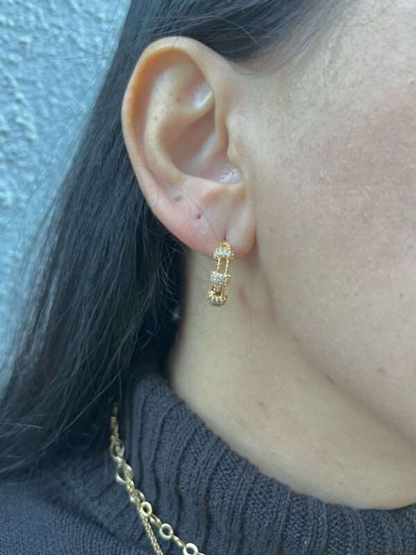 ARGOLA LUXO COM DETALHES EM ZIRCONIAS SEMIJOIA - Imagem 3