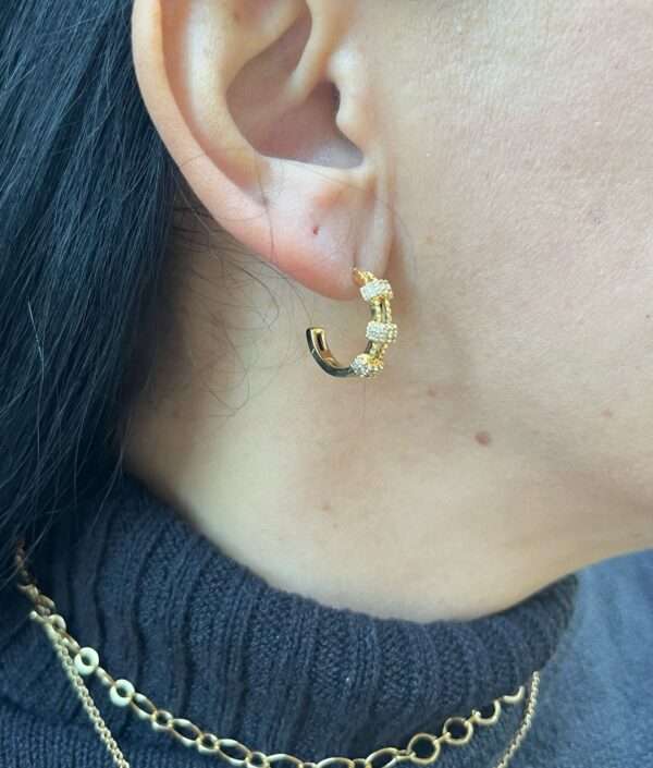 ARGOLA LUXO COM DETALHES EM ZIRCONIAS SEMIJOIA - Imagem 2