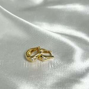 ARGOLINHA GOTA PEQUENA COM DETALHE EM ZIRCONIA SEMIJOIA