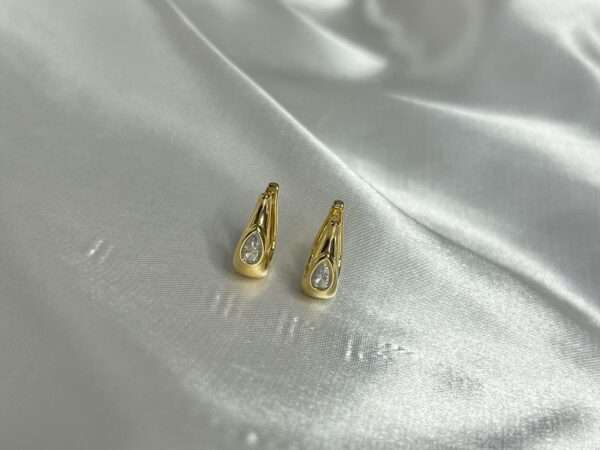 ARGOLINHA GOTA PEQUENA COM DETALHE EM ZIRCONIA SEMIJOIA - Imagem 2
