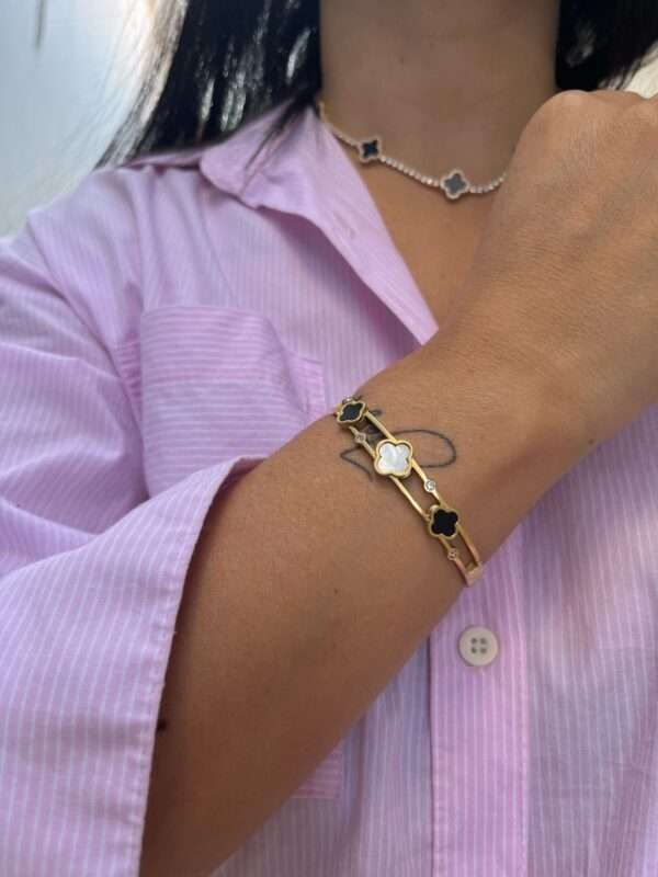 BRACELETE EM AÇO TREVOS BRANCO E PRETO INSPIRAÇÃO VIRGINIA