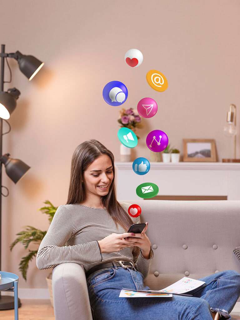 Mulher trabalhando pelo celular em casa