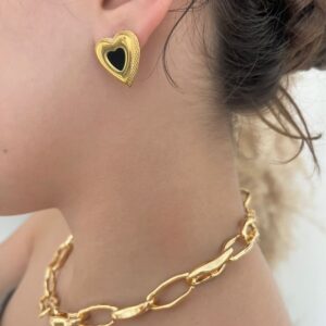 BRINCO CORAÇÃO AÇO DOURADO COM DETALHE PRETO