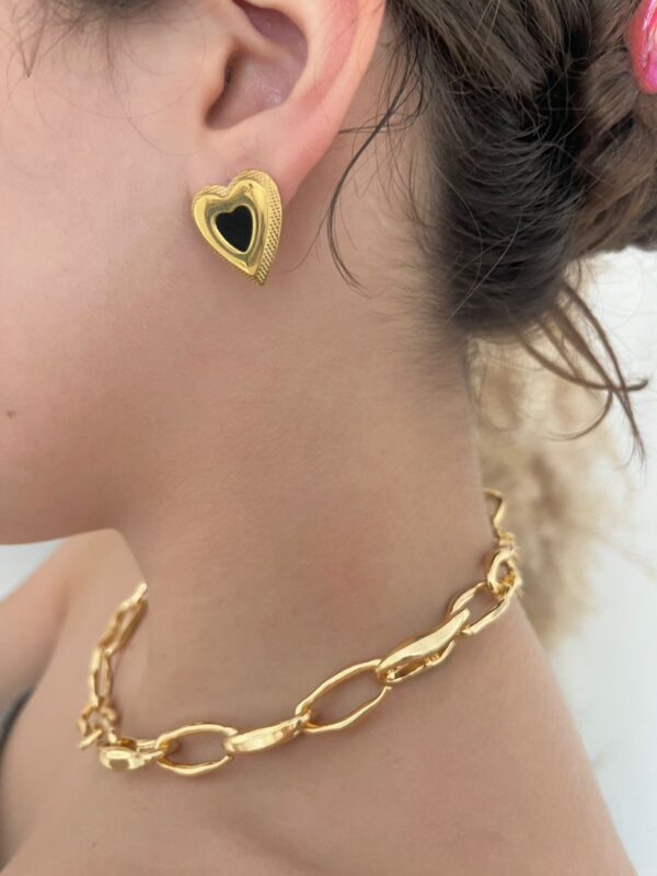 BRINCO CORAÇÃO AÇO DOURADO COM DETALHE PRETO