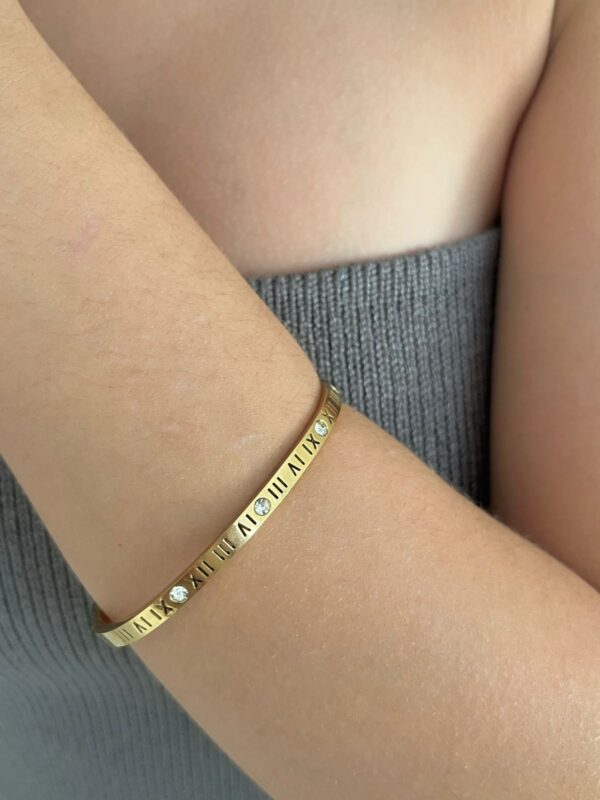 BRACELETE ROMANO AÇO DOURADO COM ZIRCONIAS