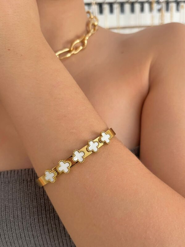 BRACELETE AÇO DOURADO TREVOS BRANCO