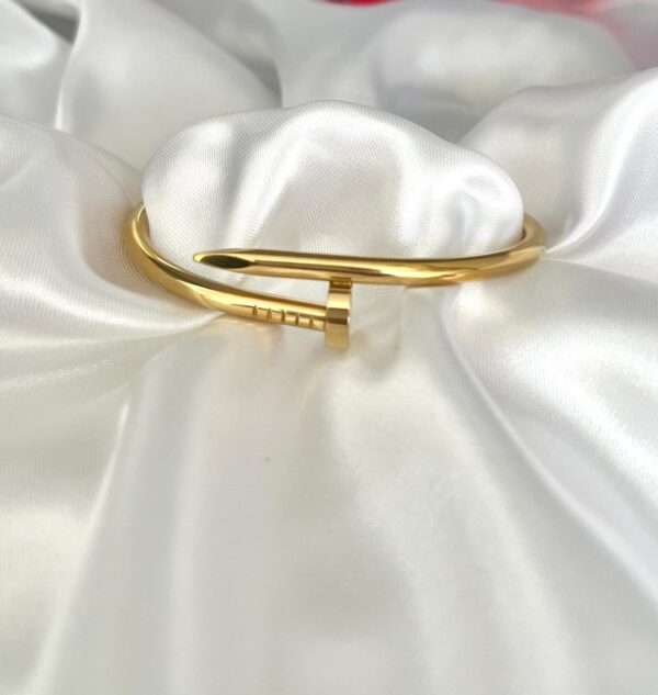 BRACELETE PREGO AÇO DOURADO