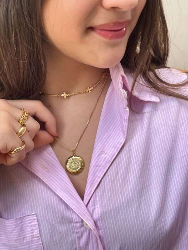 COLAR COM MEDALHA ORE ESPERE CONFIE E DETALHES EM ZIRCONIAS BANHADO  A OURO