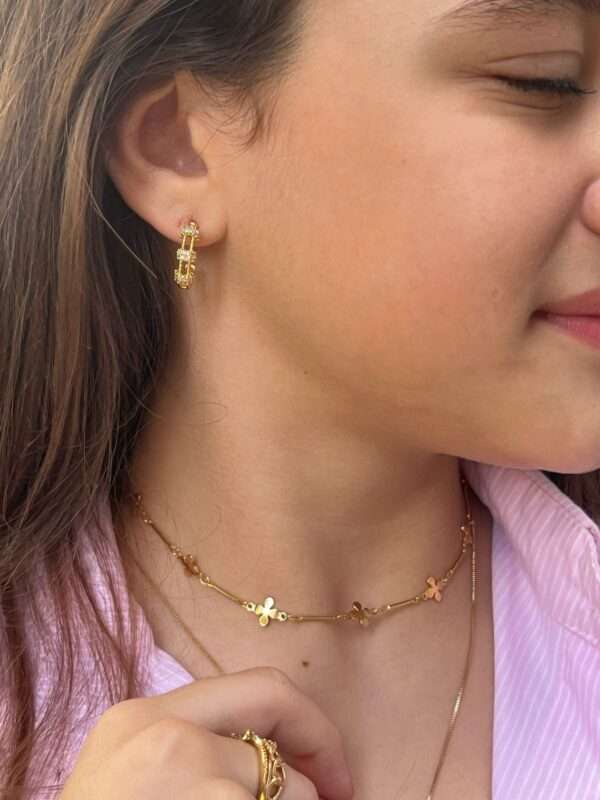 ARGOLA LUXO COM DETALHES EM ZIRCONIAS SEMIJOIA