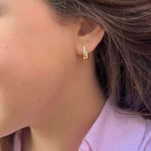 ARGOLINHA GOTA PEQUENA COM DETALHE EM ZIRCONIA SEMIJOIA