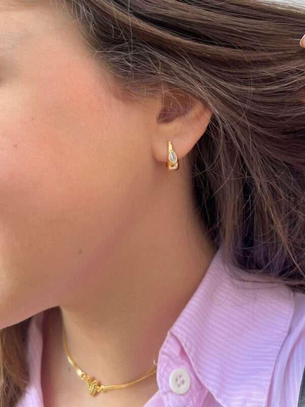 ARGOLINHA GOTA PEQUENA COM DETALHE EM ZIRCONIA SEMIJOIA